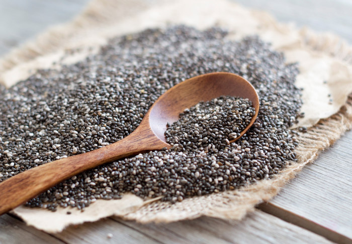 Chia Samen mit Holzlöffel