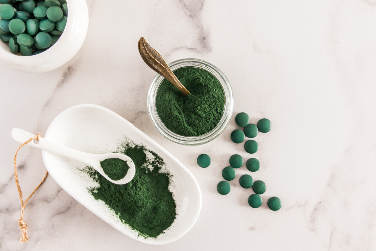 Chlorella als Pulver und Tablette 