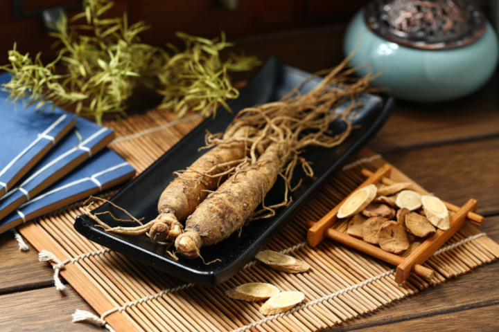 Ginseng in schwarzer Schale auf Holztisch