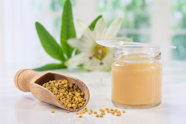 Holzschaufel mit Bienenpollen & Einmachglas mit Gelee Royale