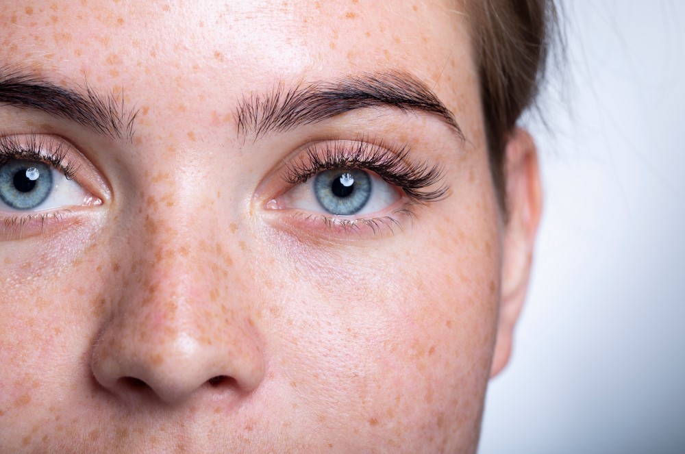 Geischt Frau mit Sommersprossen und blauen Augen