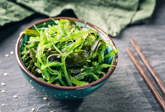 Algensalat in Schüssel