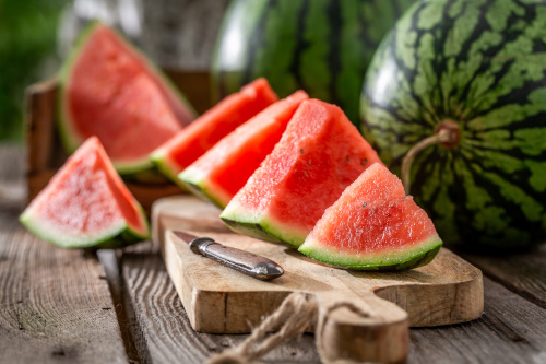 Aufgeschnittene Wassermelone auf einem Holzbrett