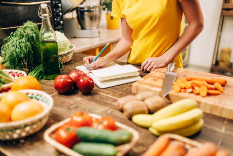 Erstellung eines Ernährungsplans mit einer Vielzahl von Obst und Gemüse